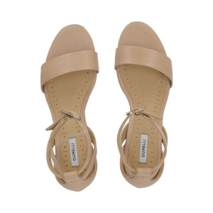 Sandalia con herraje en piel color nude Quirelli estilo 300302