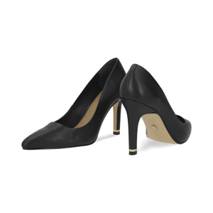 Zapatilla en piel color negro Quirelli estilo 302401